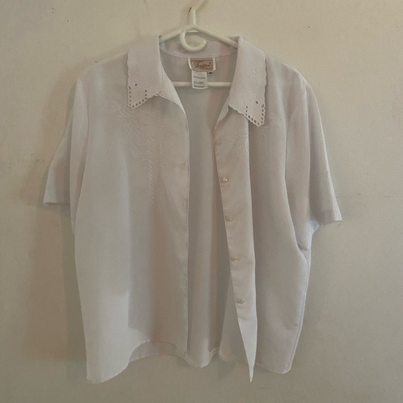 White blouse - Picture 1 of 2